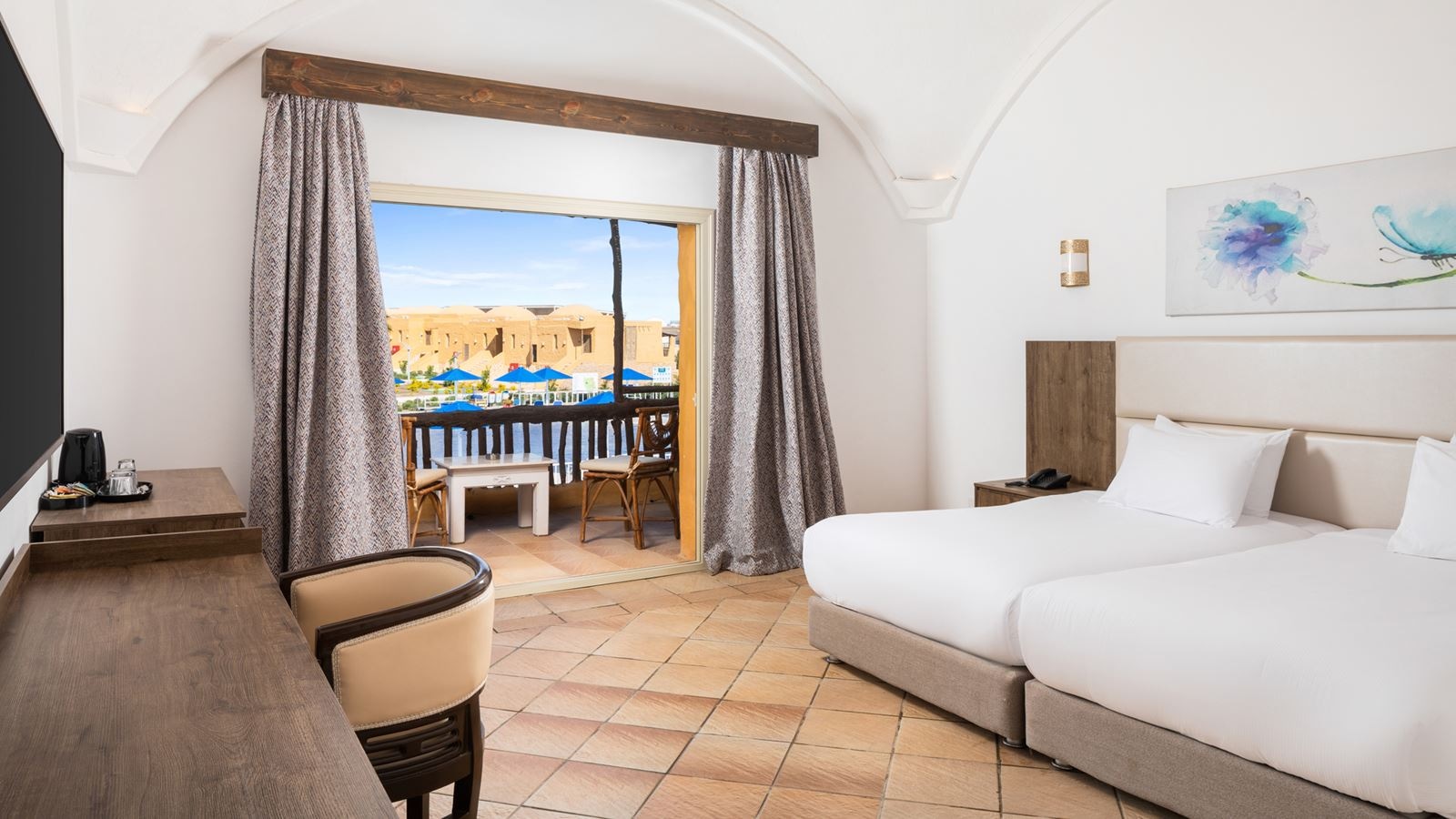 rooms-superior-room-pool-view