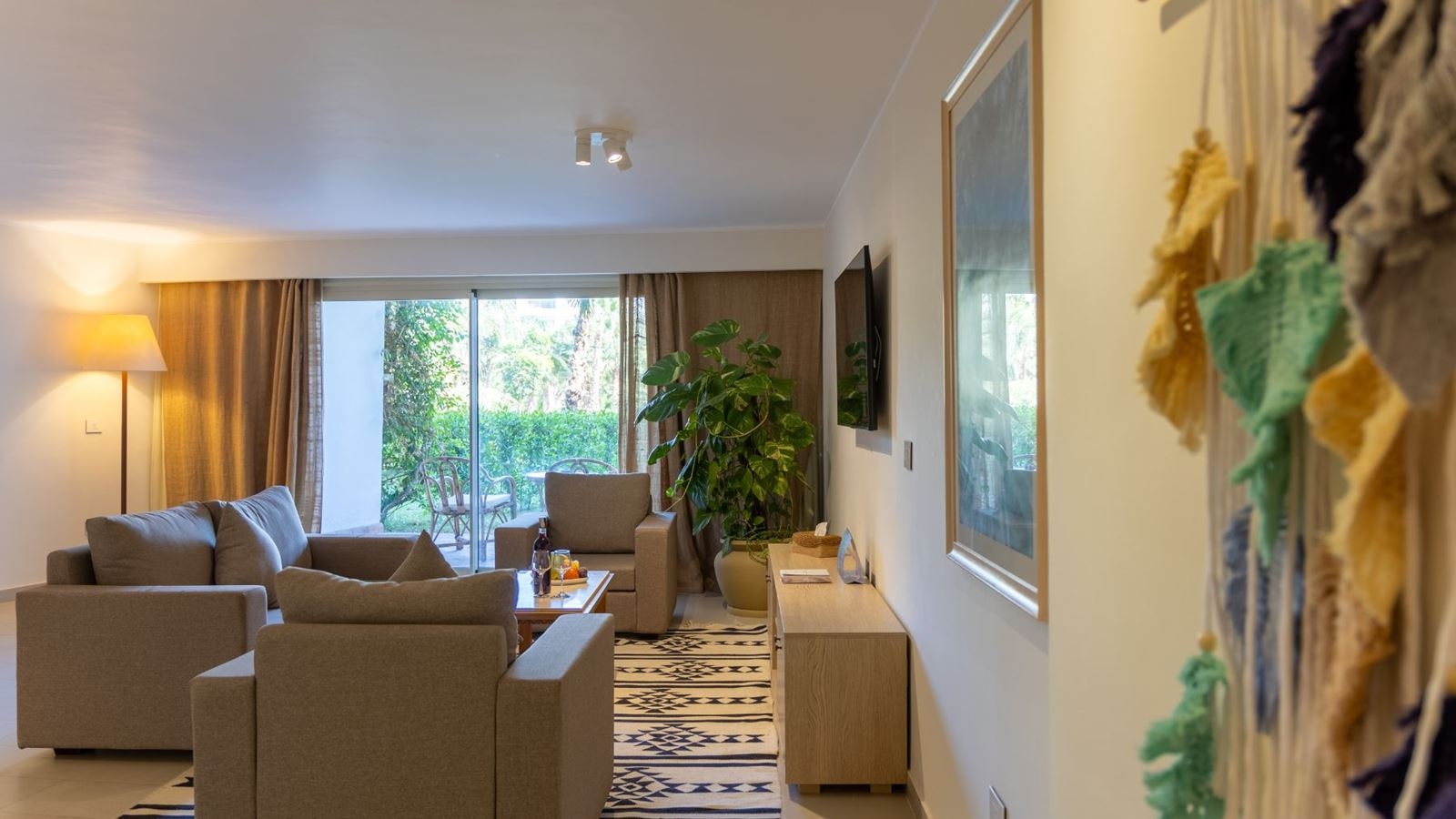 rooms-elite-suite-west-bay-+16