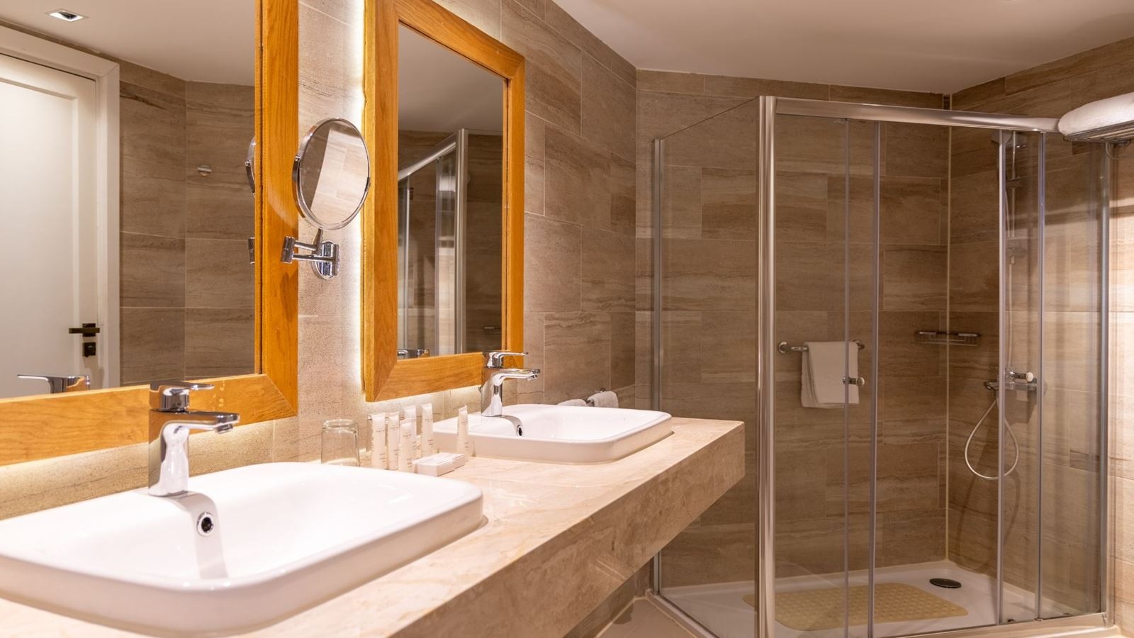 rooms-elite-suite-west-bay-+16