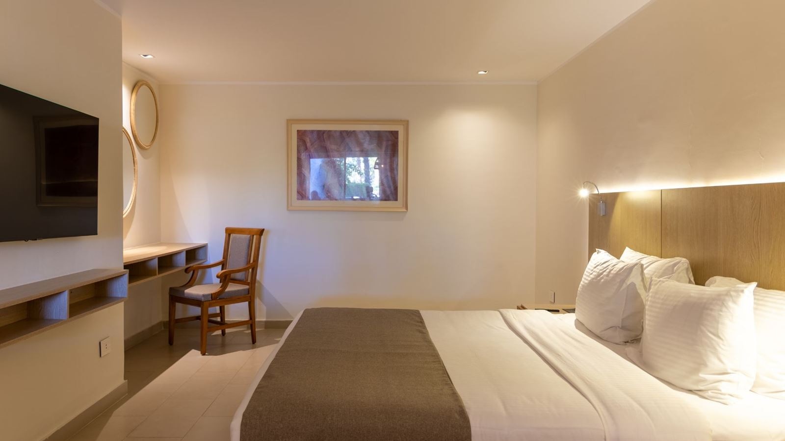 rooms-elite-suite-west-bay-+16