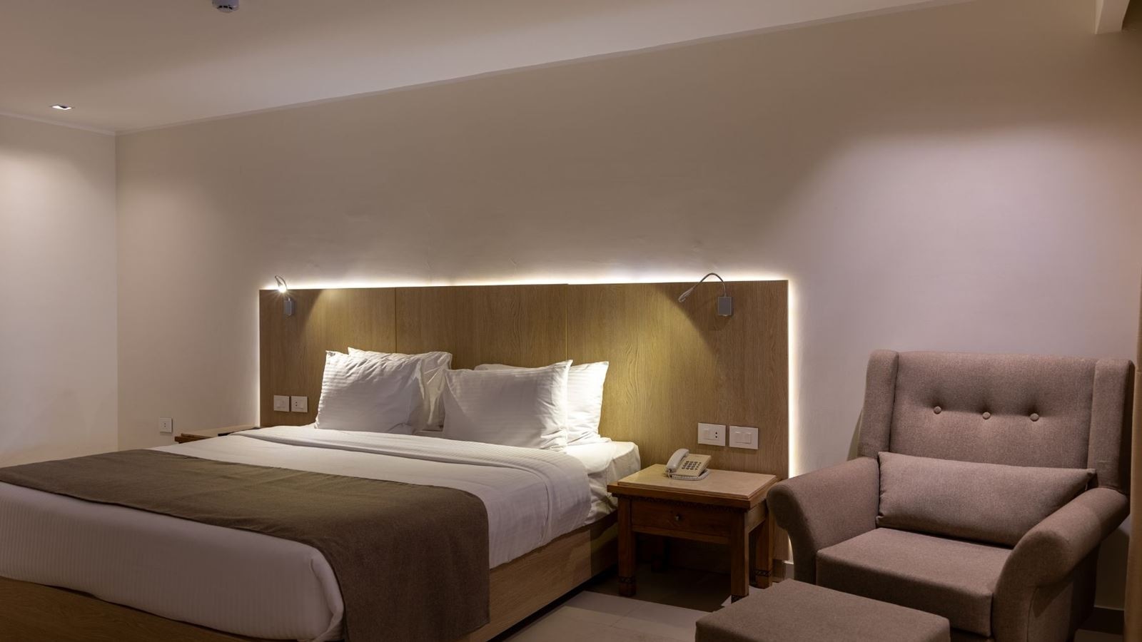 rooms-elite-suite-west-bay-+16