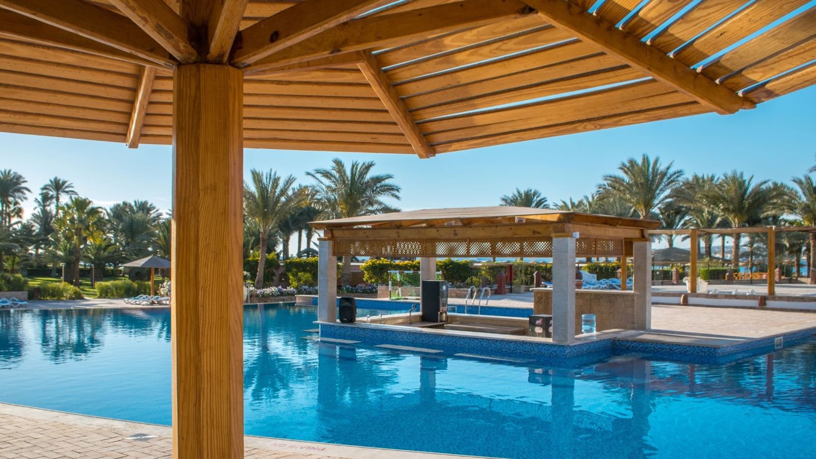 bars-pool-swimup-bar