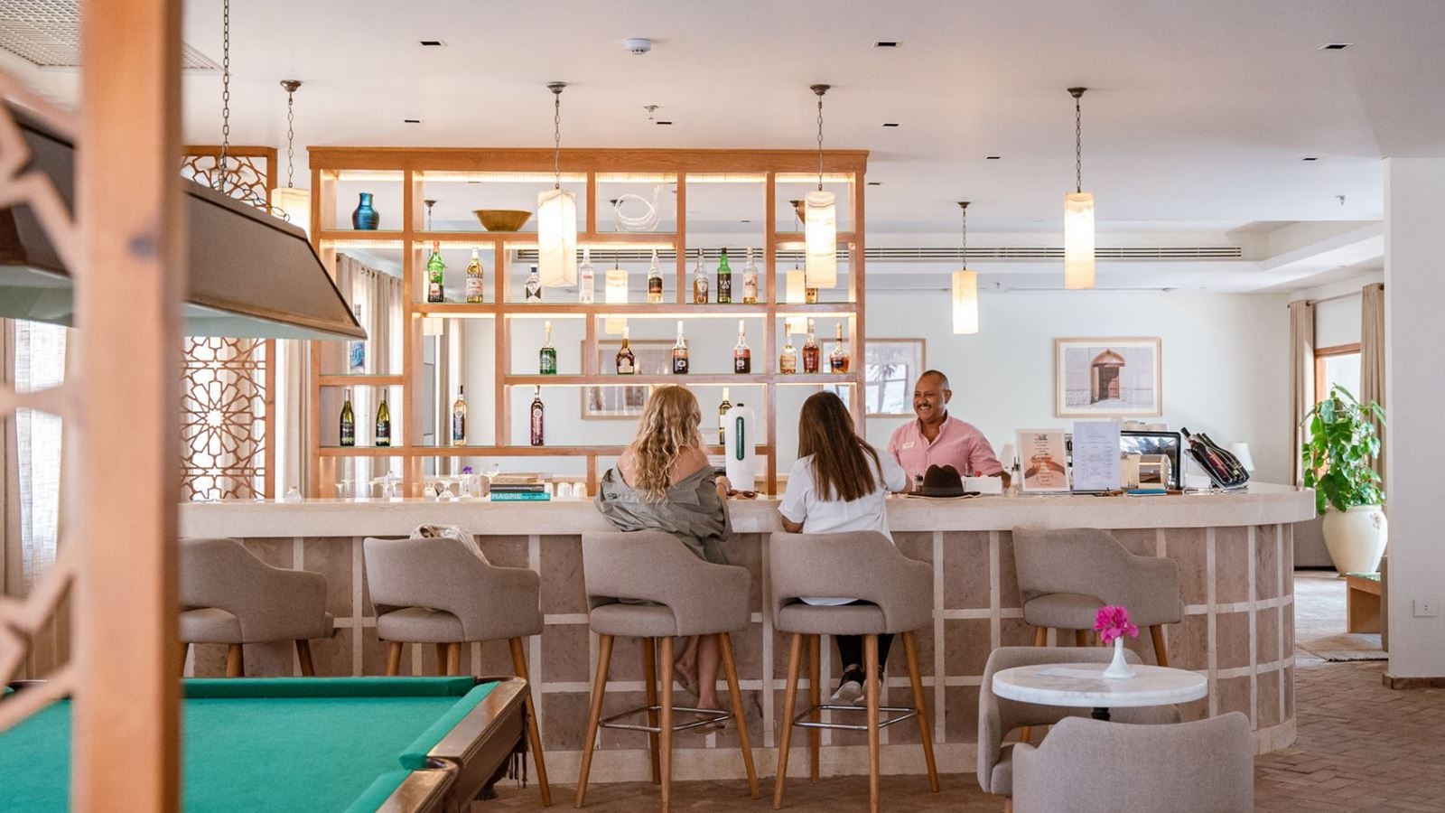 bars-west-bay-lobby-bar-adults-only