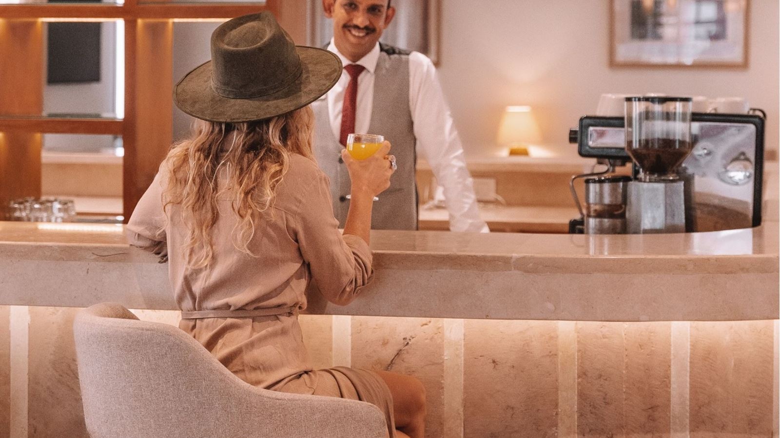 bars-west-bay-lobby-bar-adults-only