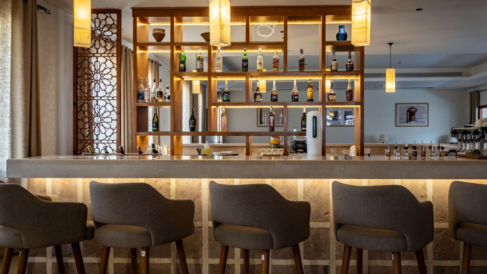 bars-west-bay-lobby-bar-adults-only