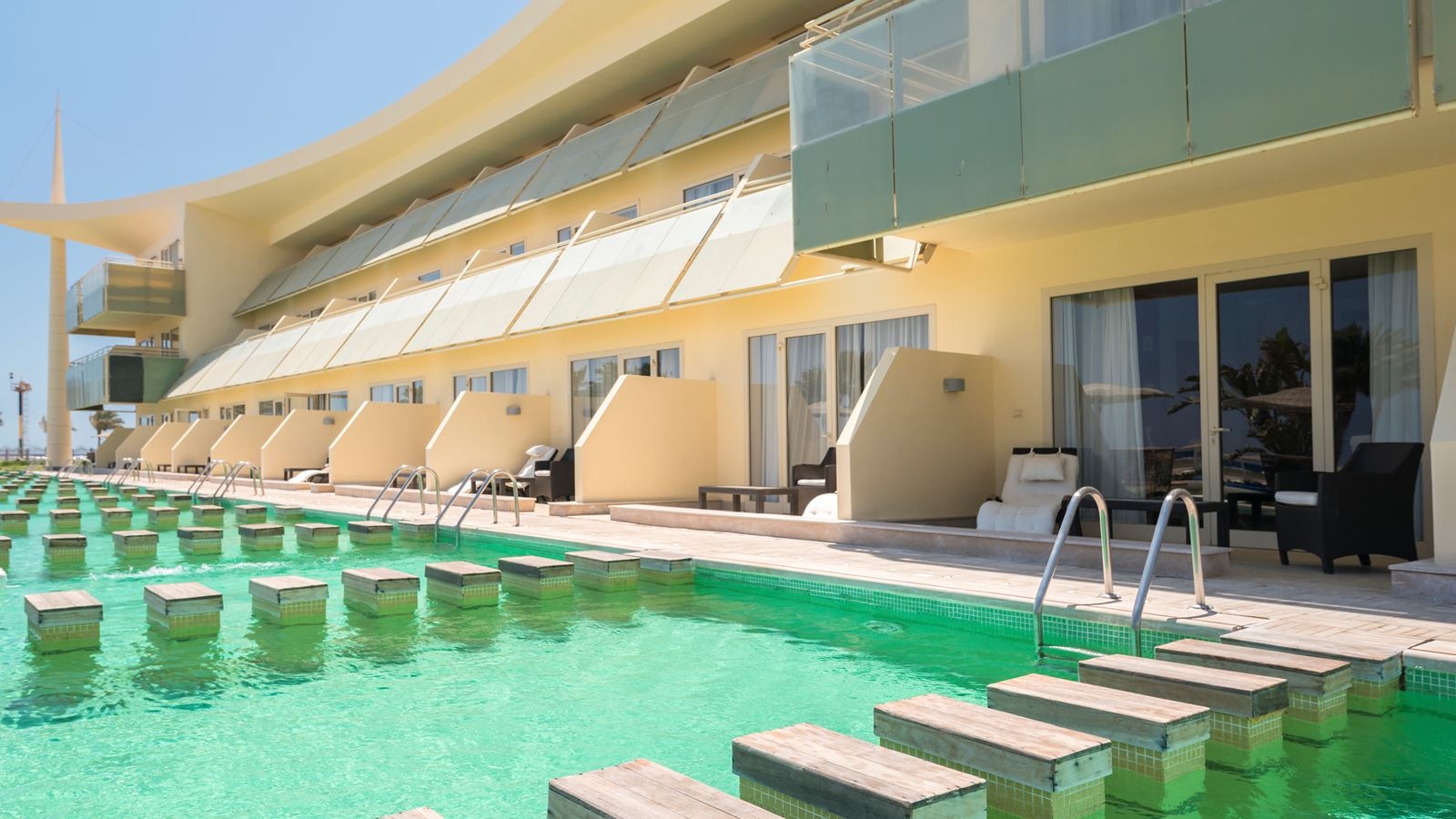 rooms-deluxe-room-swim-up