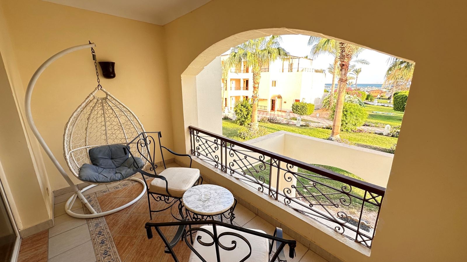 rooms-club-royal-regency-side-sea