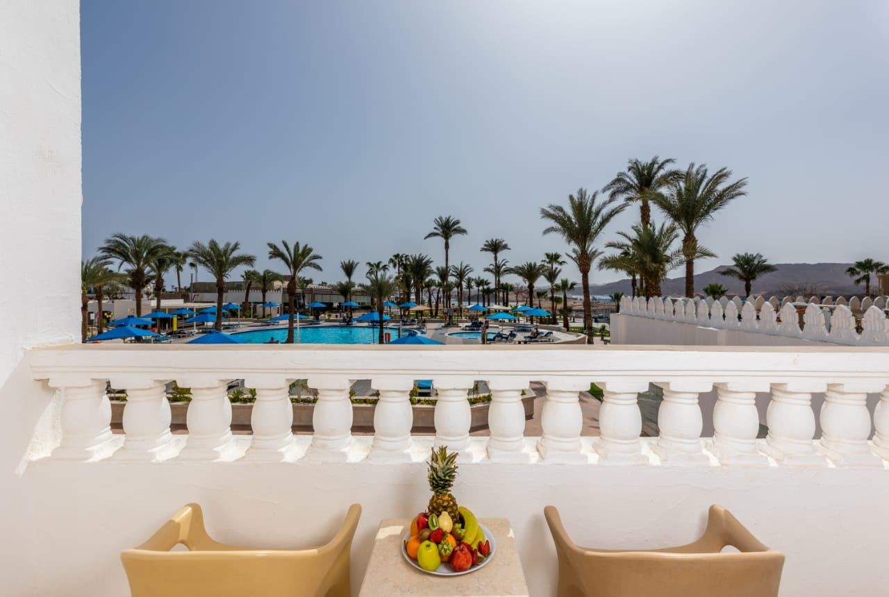 rooms-room-standard-pool-view