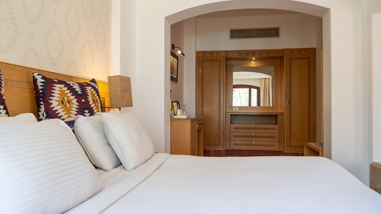 rooms-superior-room--pool-view