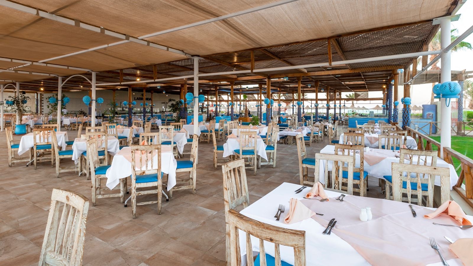 restaurants-blue-sky-beach-restaurant
