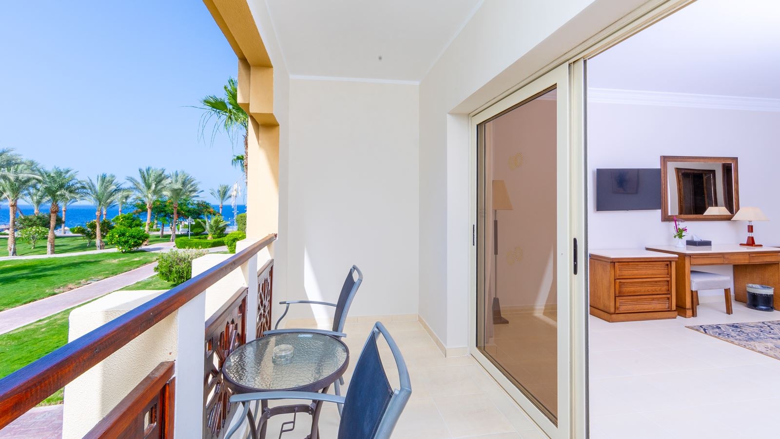 rooms-deluxe-room-side-sea-view