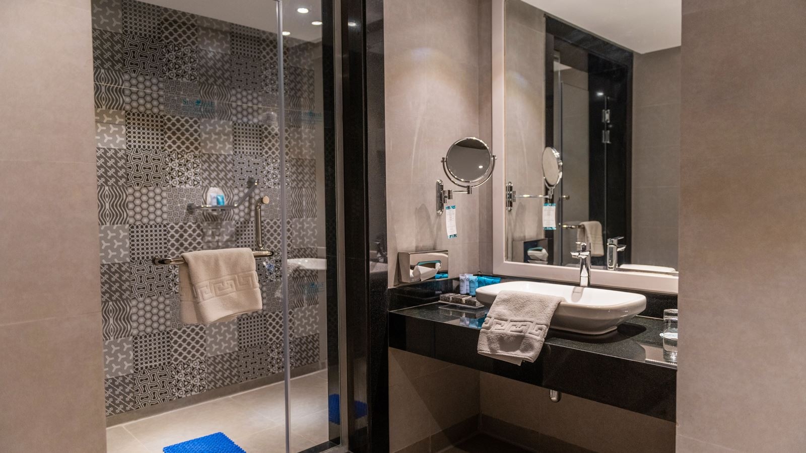 rooms-deluxe-swim-up-room