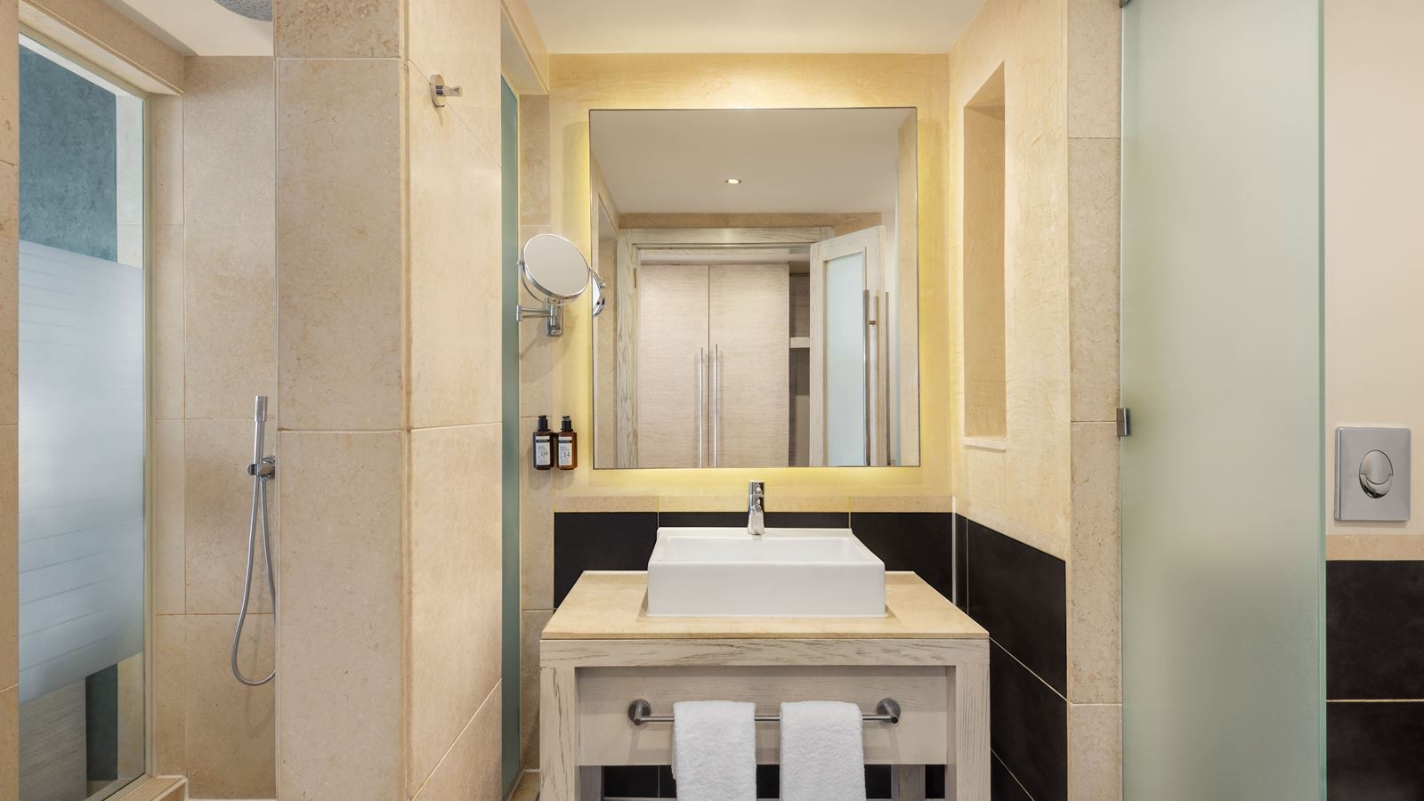 rooms-superior-suite-king-bed-pool-view