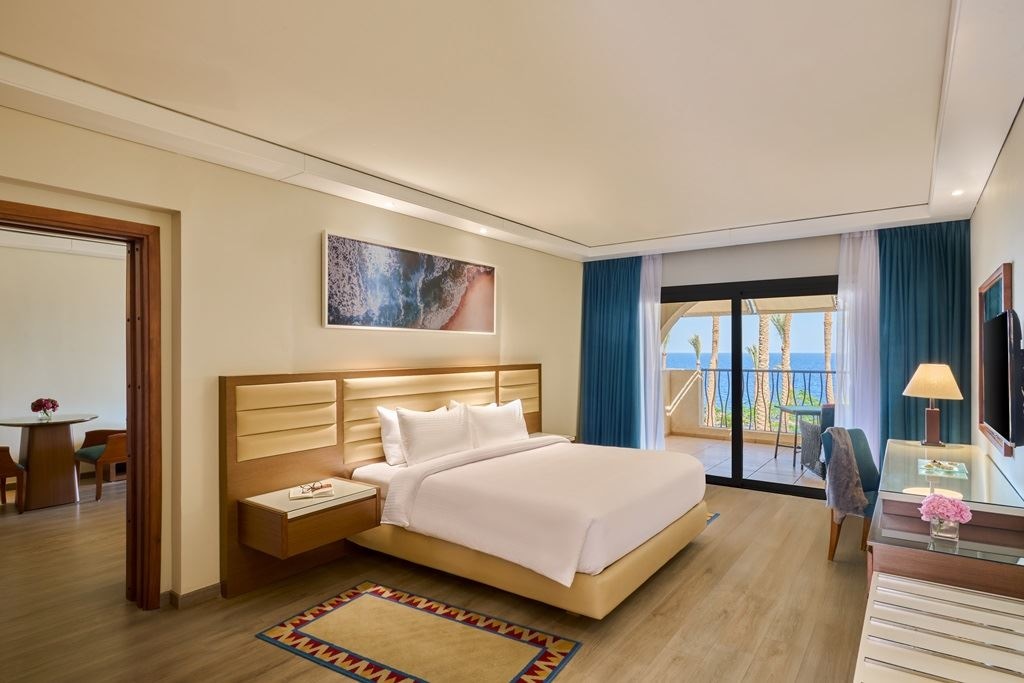 rooms-sea-front-one-bedroom-suite--lounge-access