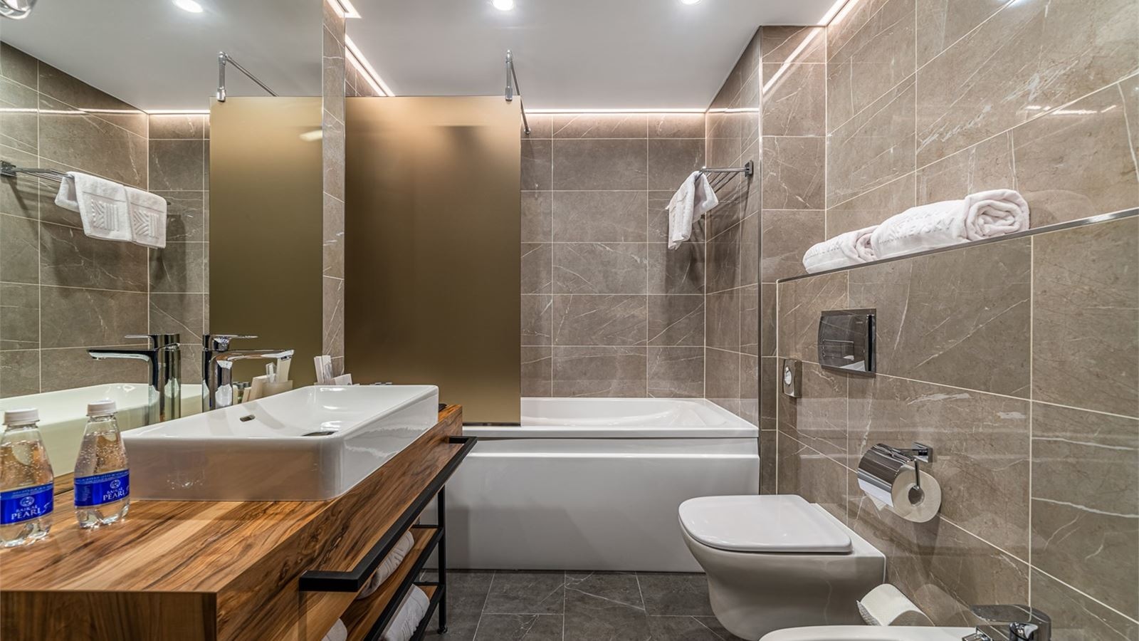 rooms-семейный-люкс-с-одной-двуспальной-кроватью