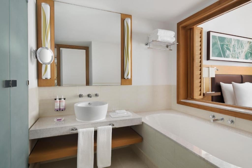 rooms-executive-room-partial-sea-view-with-balcony