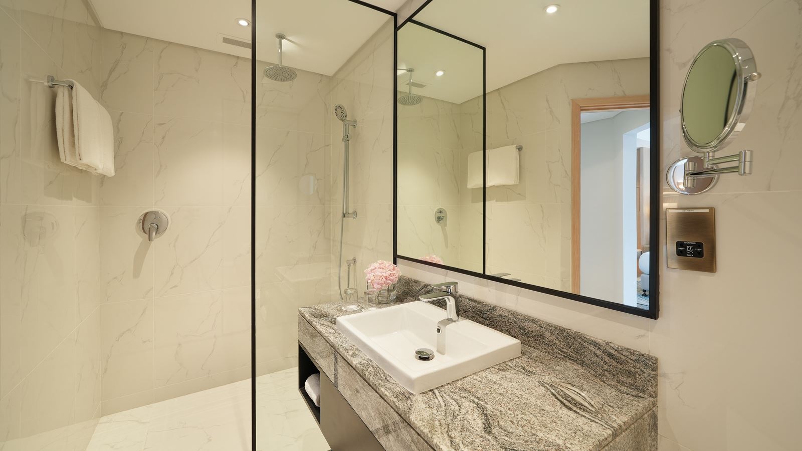 rooms-city-view-room--king-bed