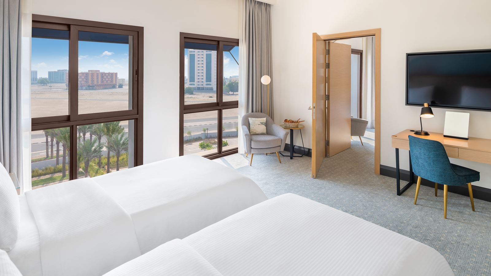 rooms-family-deluxe-room-city-view