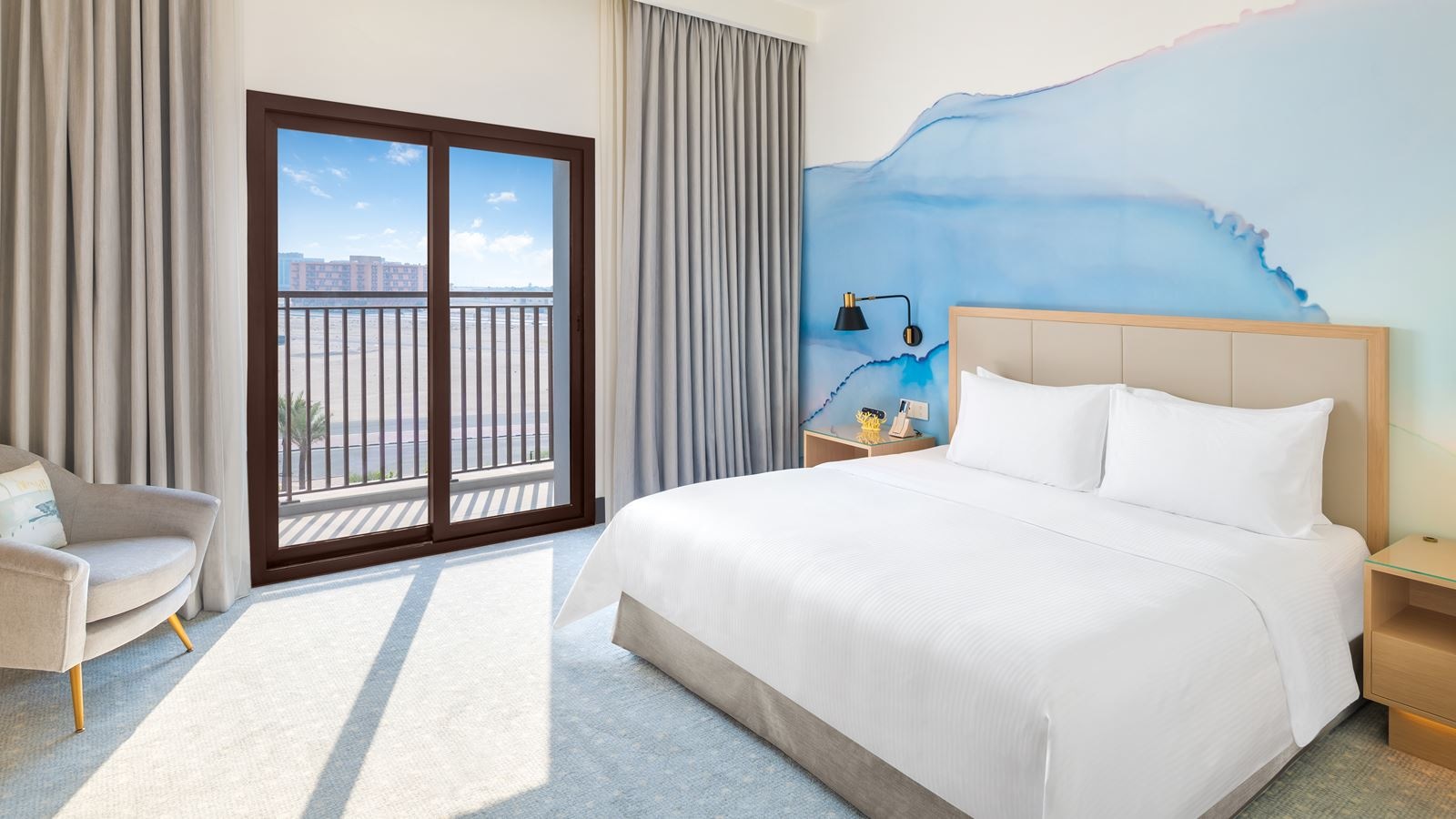 rooms-family-deluxe-room-city-view