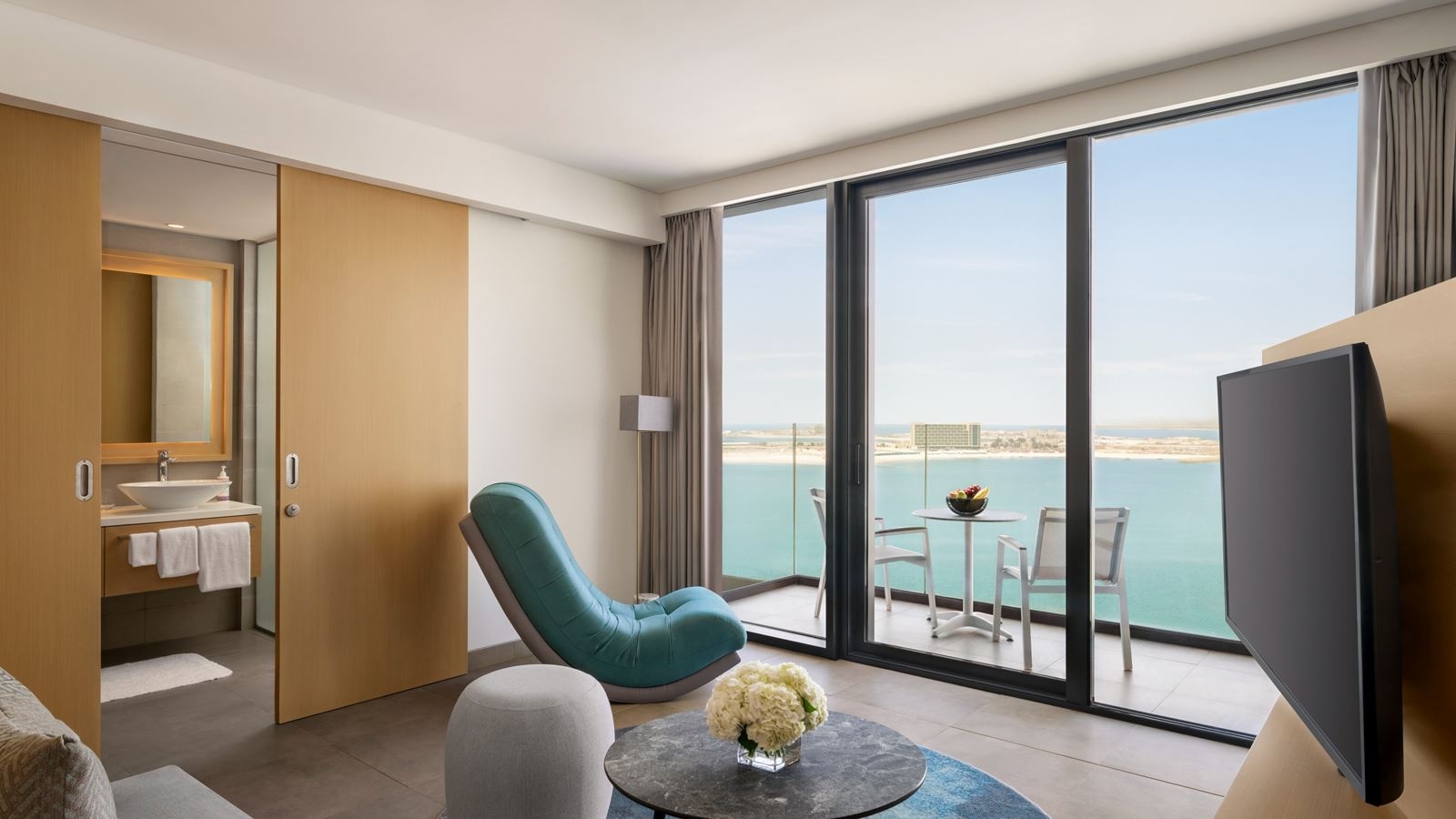 rooms-corner-suite-beach--pool-view