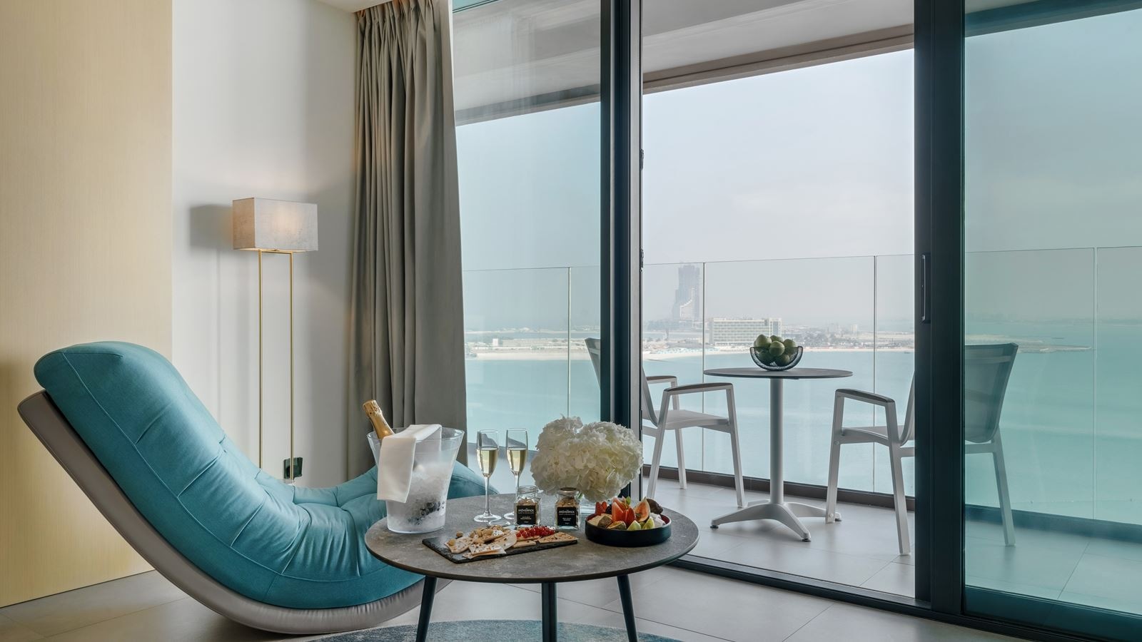 rooms-corner-suite-beach--pool-view