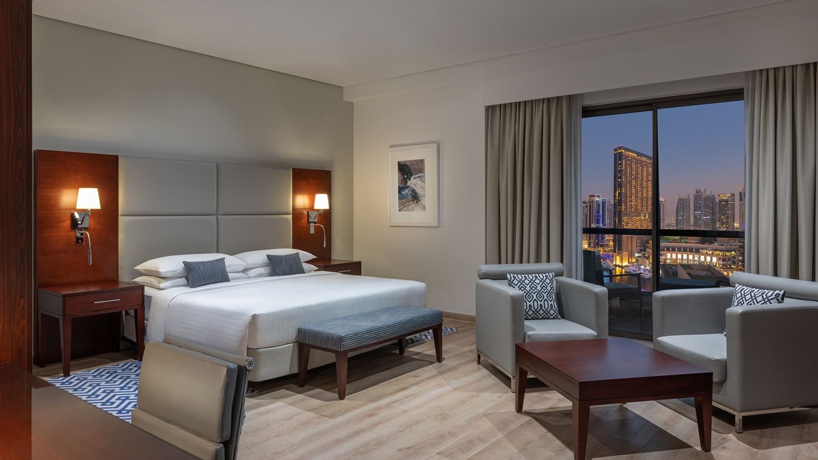 rooms-deluxe-guest-room