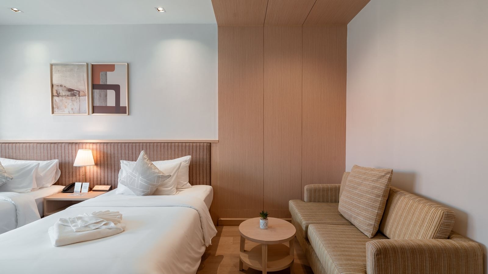 rooms-deluxe-pool-view