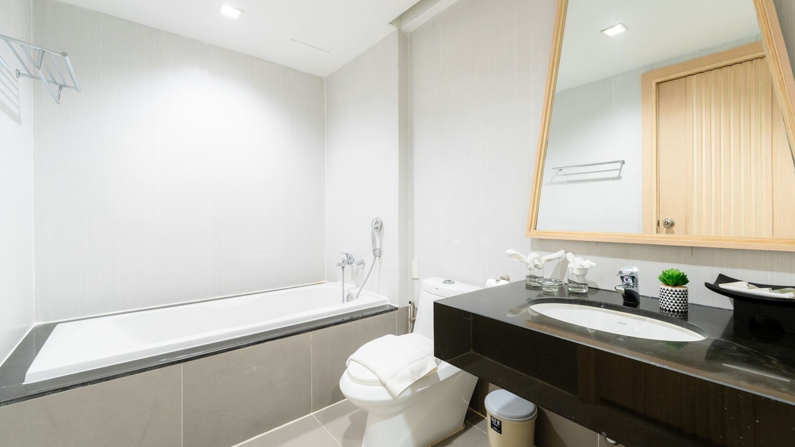 rooms-deluxe-pool-view