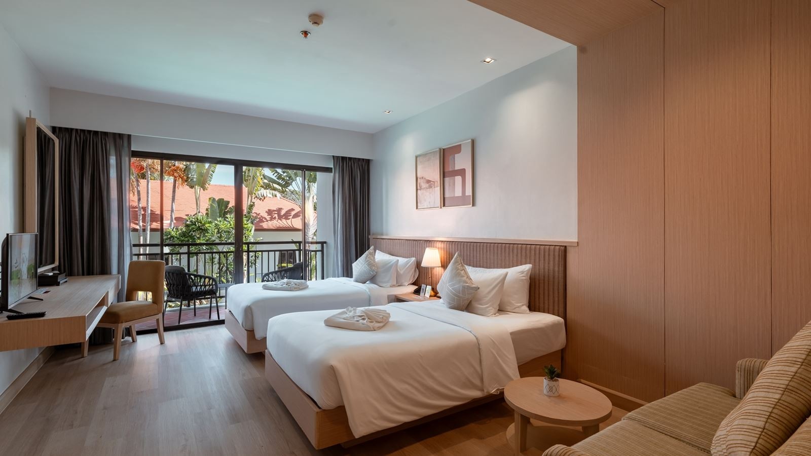 rooms-deluxe-pool-view