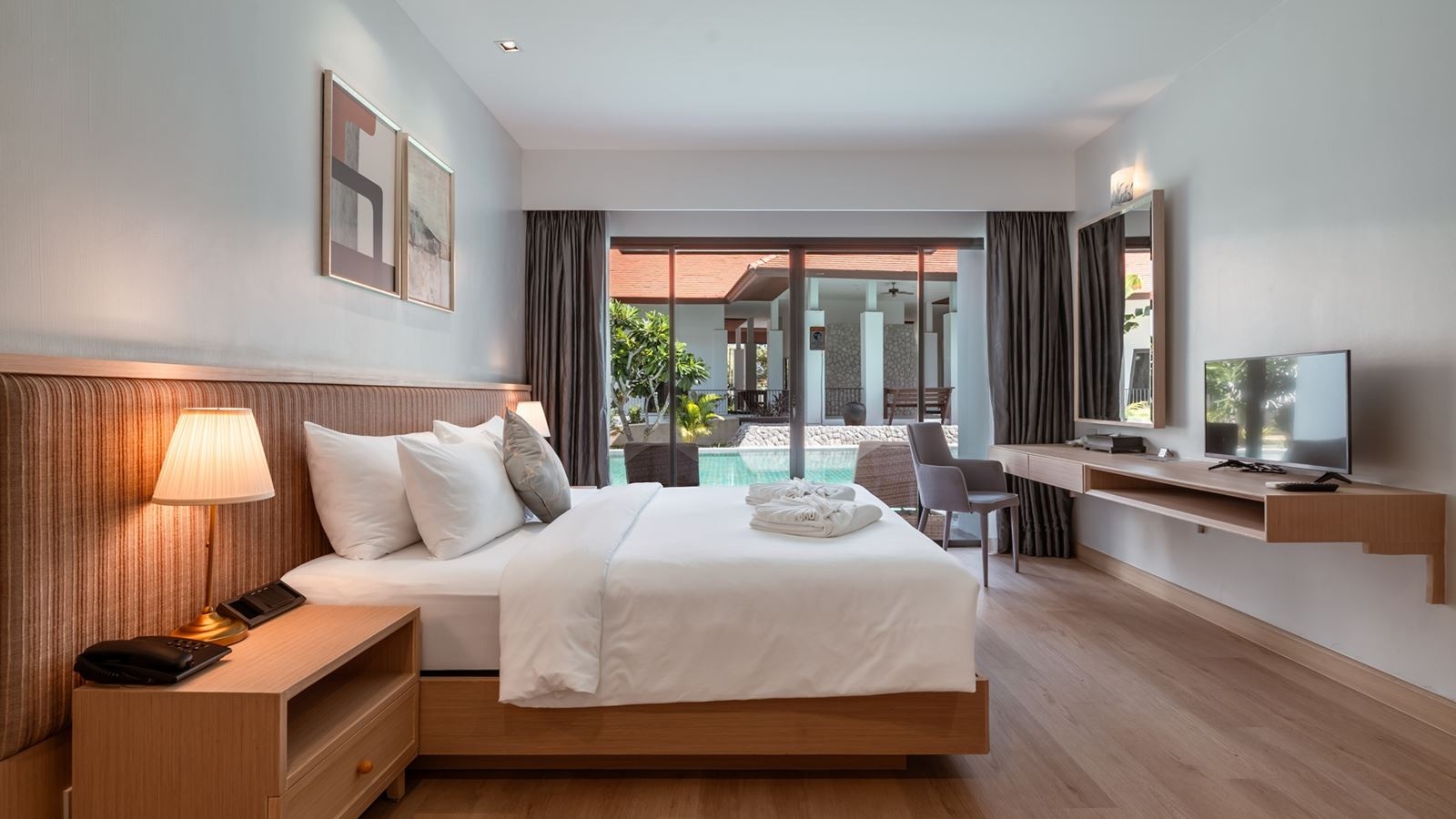 rooms-deluxe-pool-access