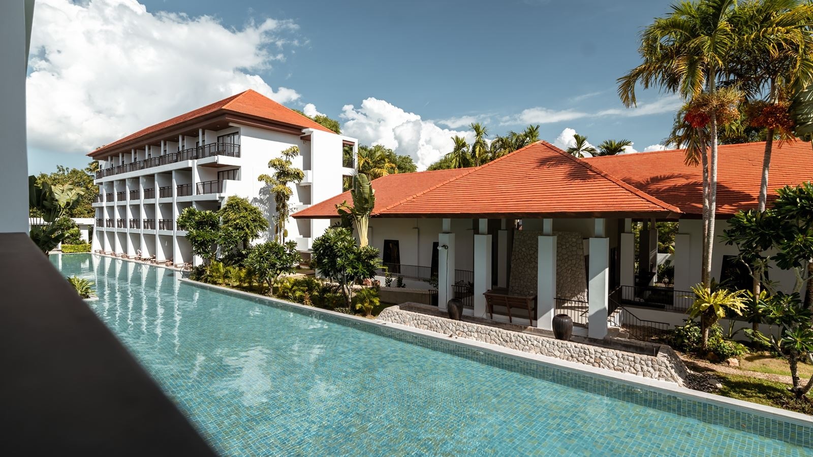 rooms-deluxe-pool-access