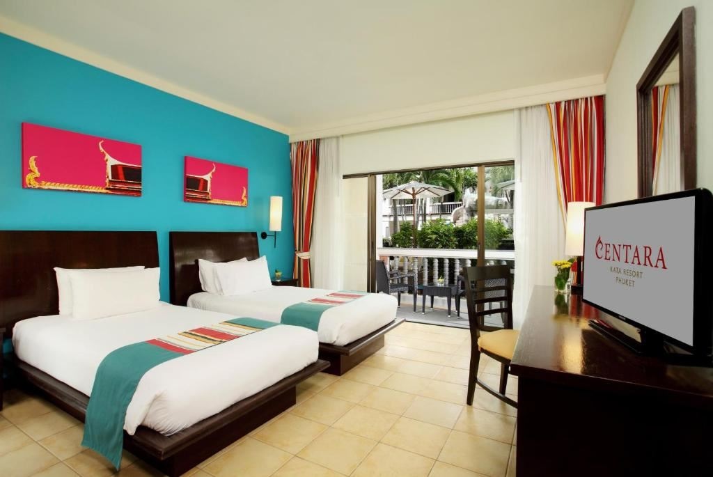 rooms-family-room-pool-access