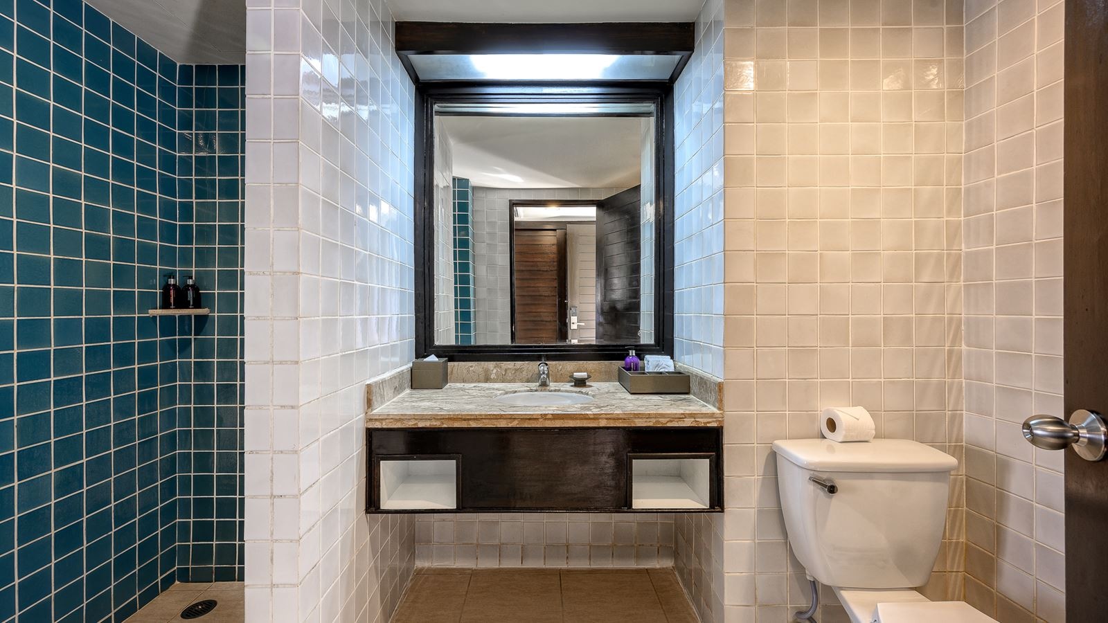 rooms-family-room-pool-access