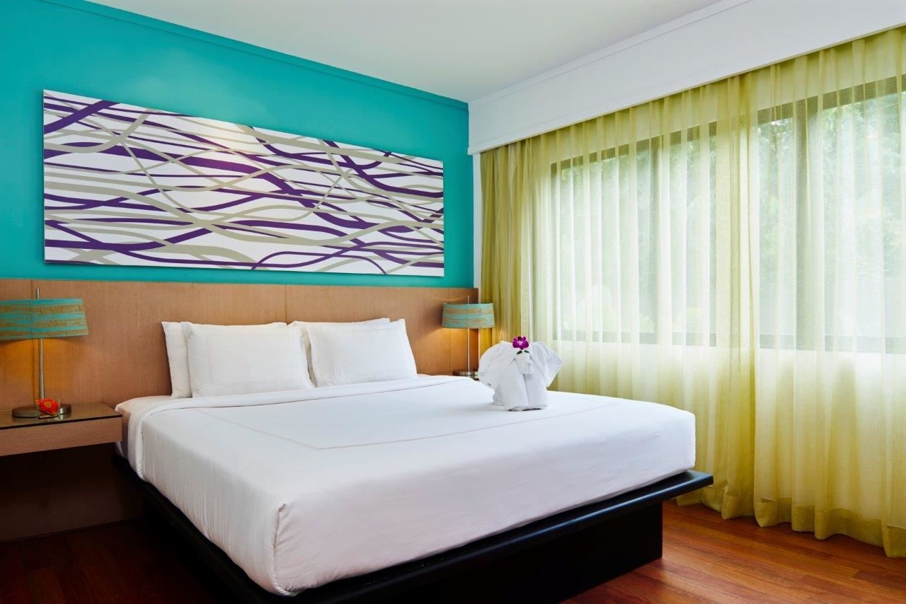 rooms-one-bedroom-suite-with-terrace-pool-view