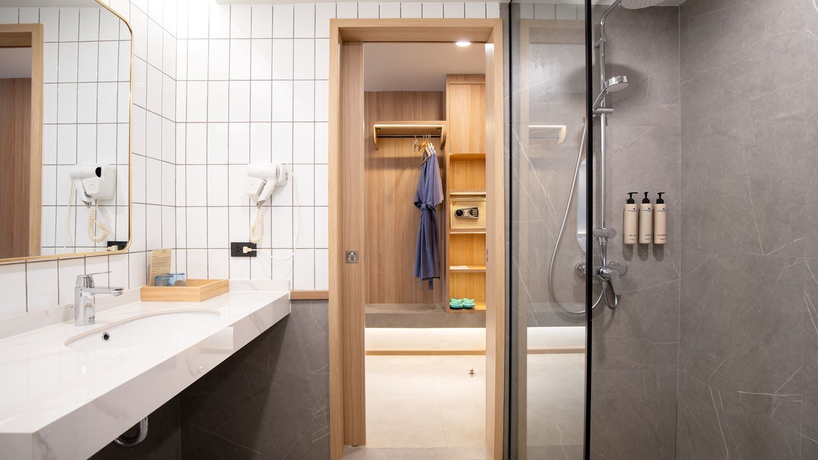 rooms-deluxe-city-view-room