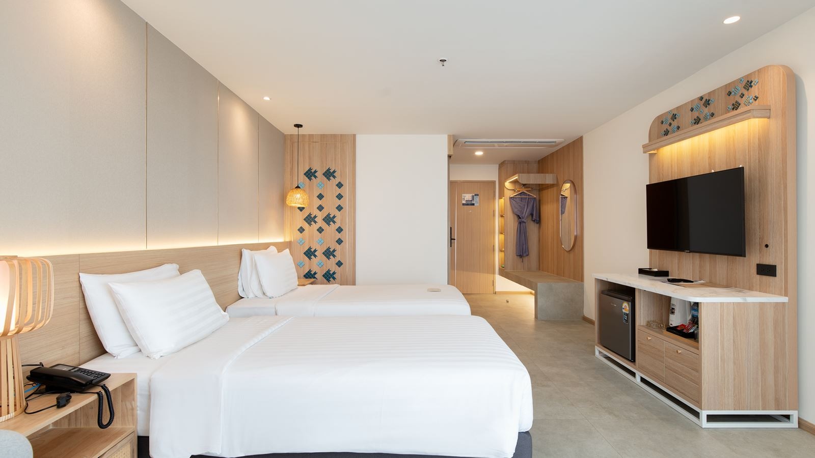 rooms-deluxe-pool-view-room