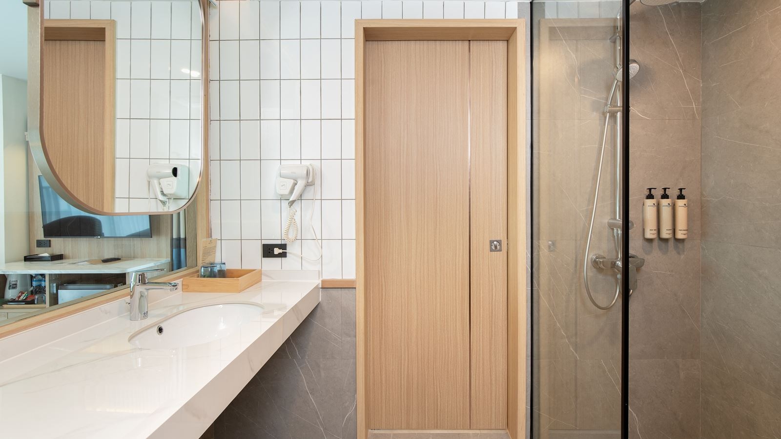 rooms-deluxe-corner-sea-view-room