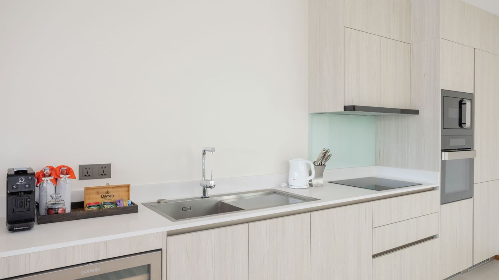 rooms-2bedroom-pool-suite-beach-view