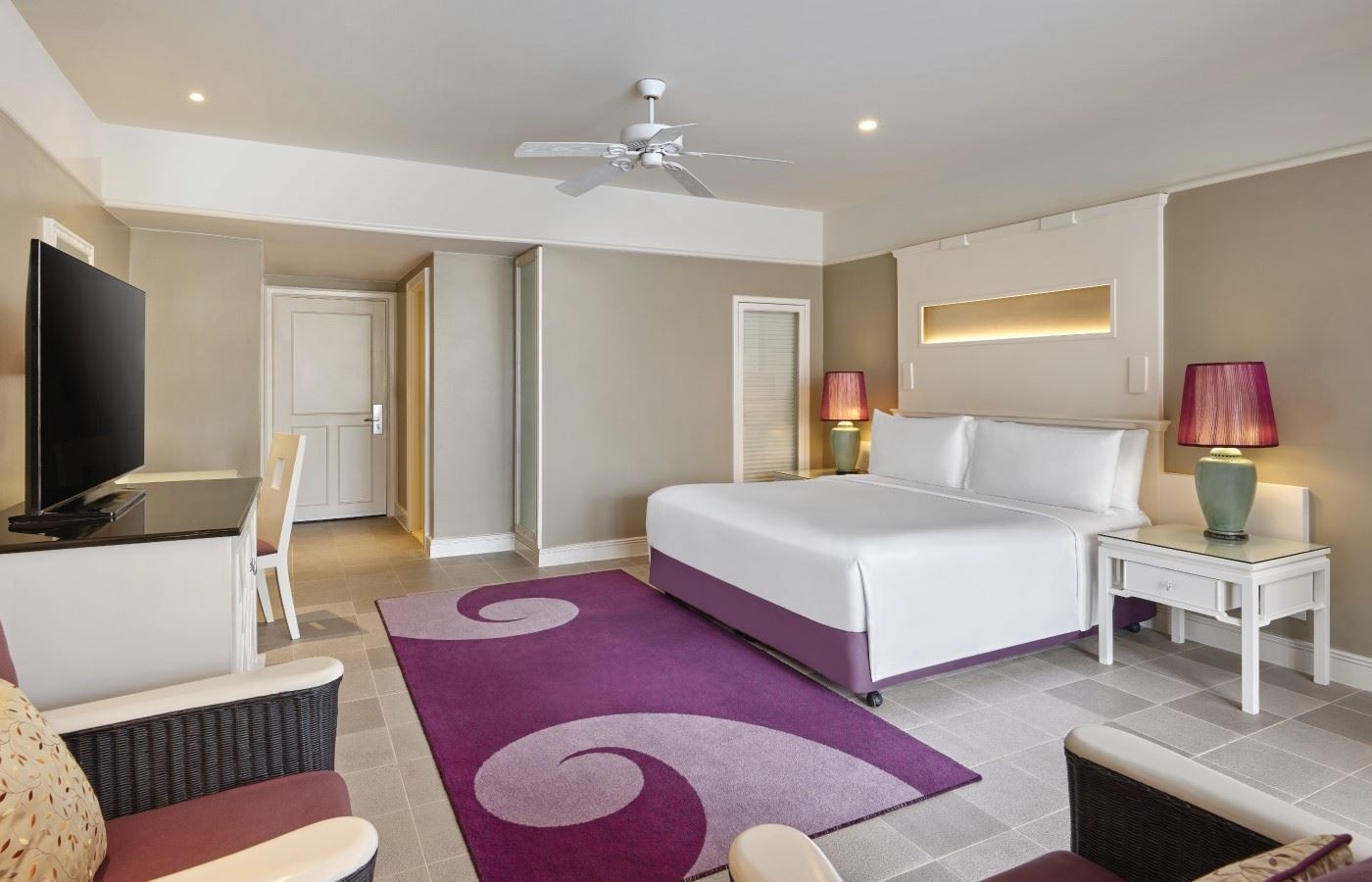 rooms-laguna-pool-view-king-room