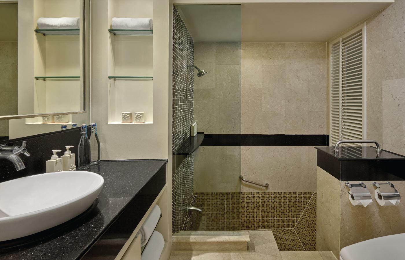 rooms-laguna-pool-view-king-room