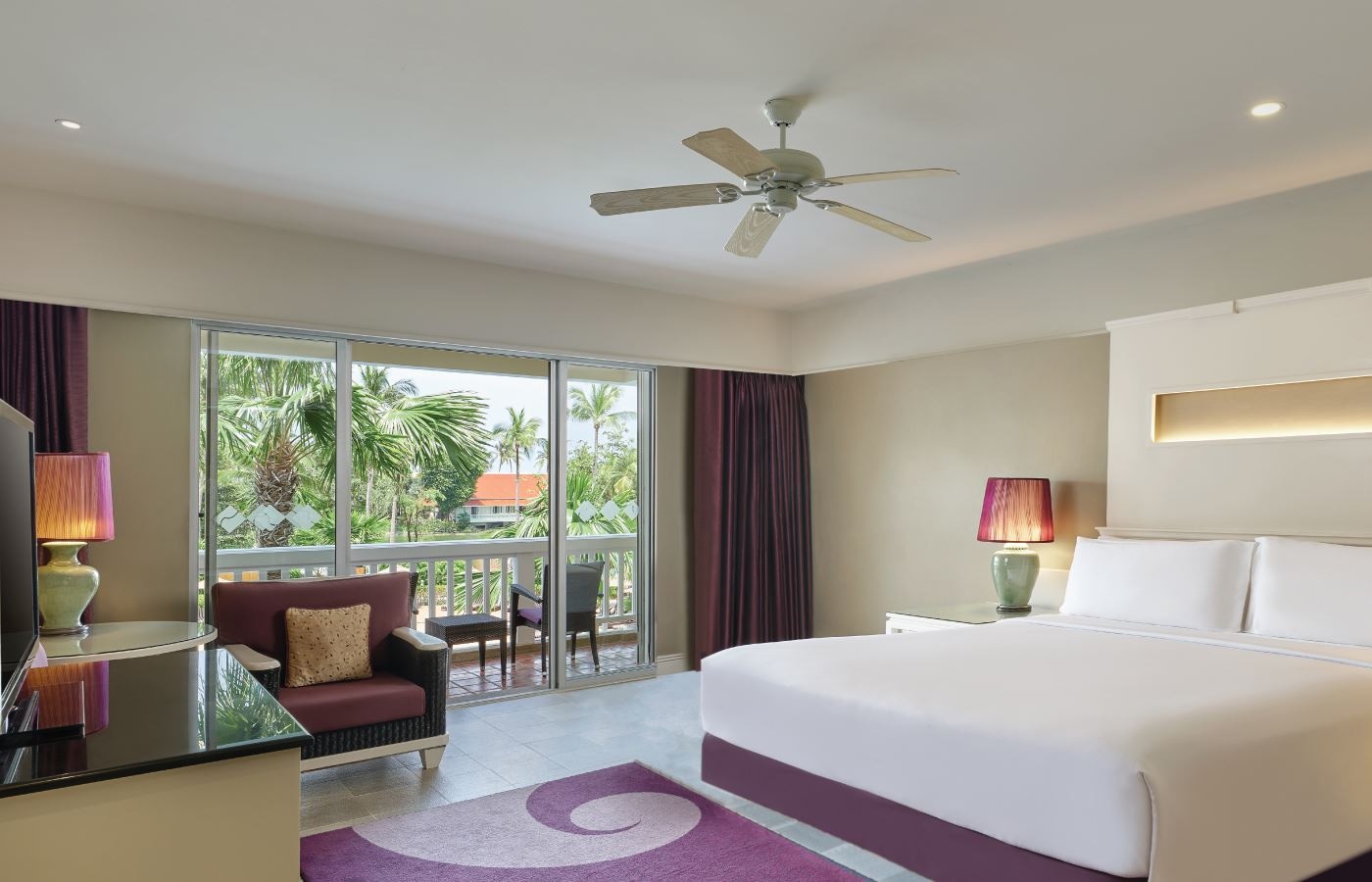 rooms-laguna-pool-view-king-room