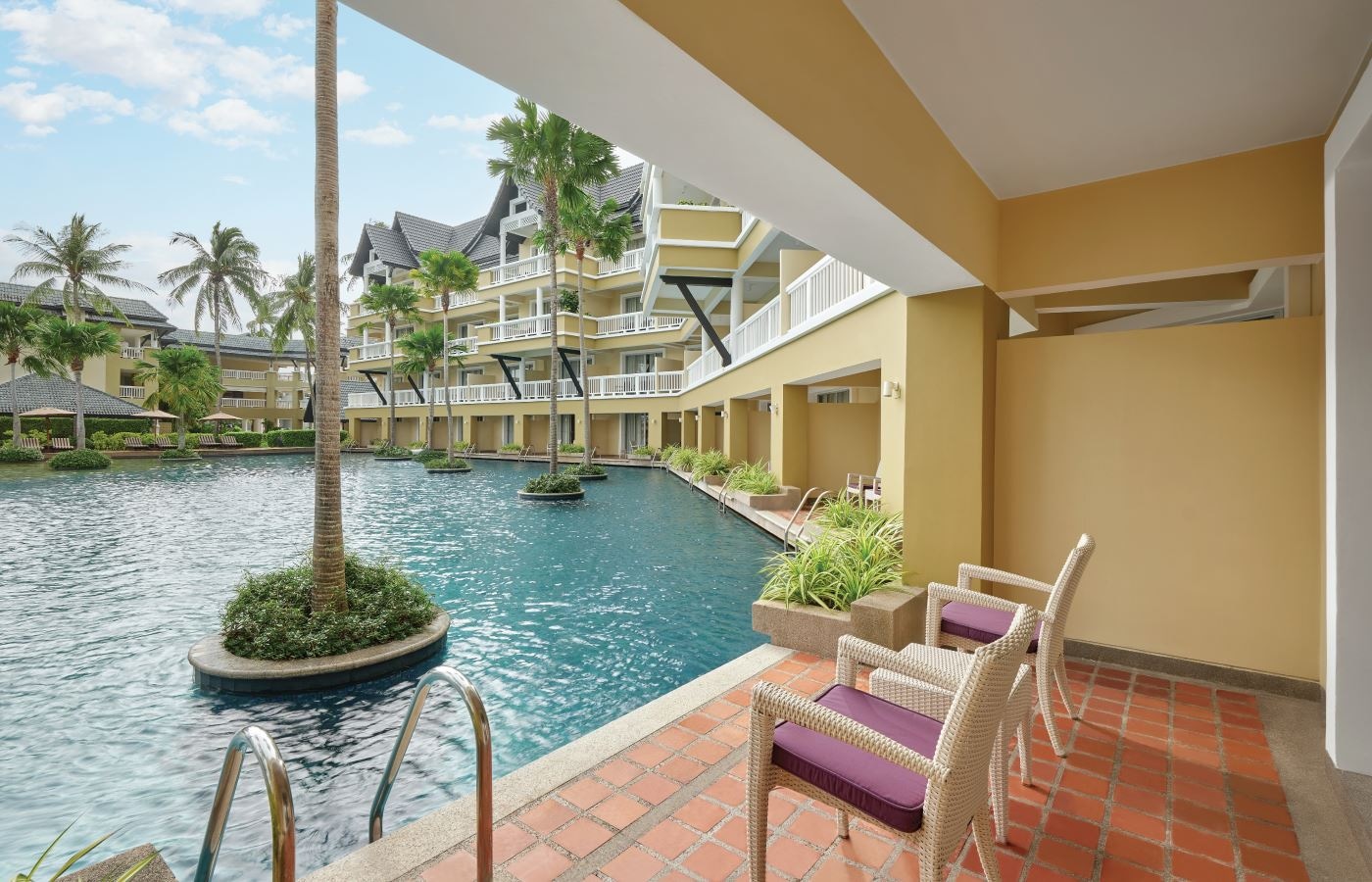 rooms-laguna-pool-access-king-room