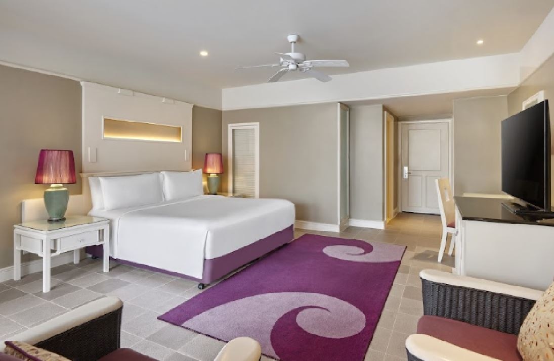 rooms-laguna-pool-access-king-room