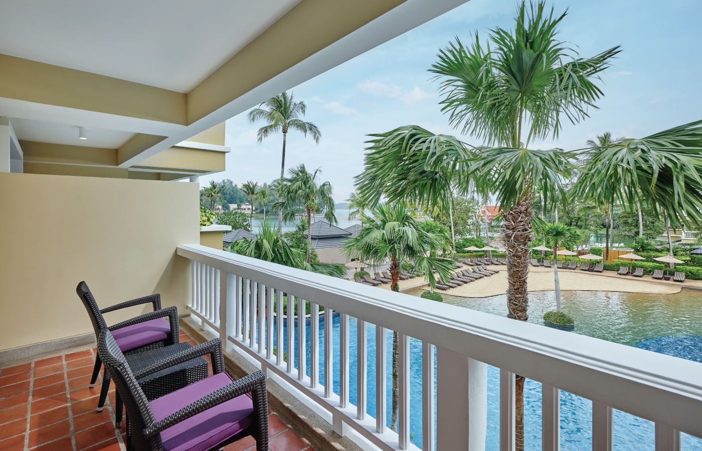 rooms-laguna-pool-view-twin-room