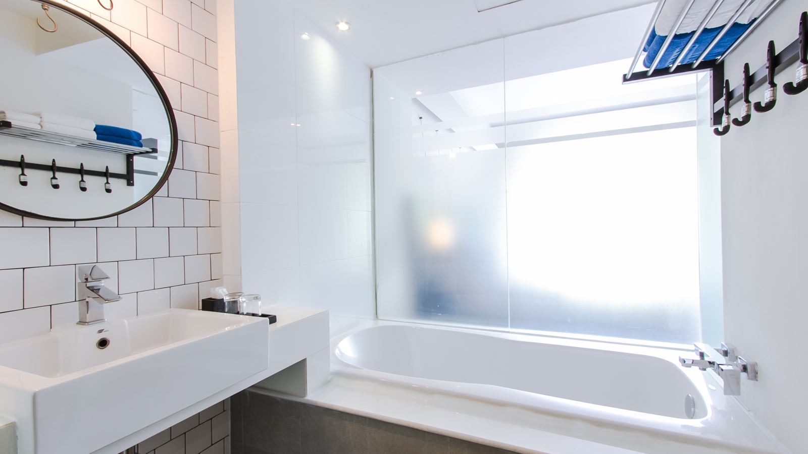 rooms-deluxe-pool-view