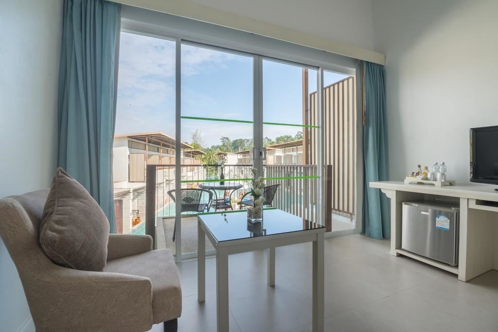 rooms-deluxe-pool-view