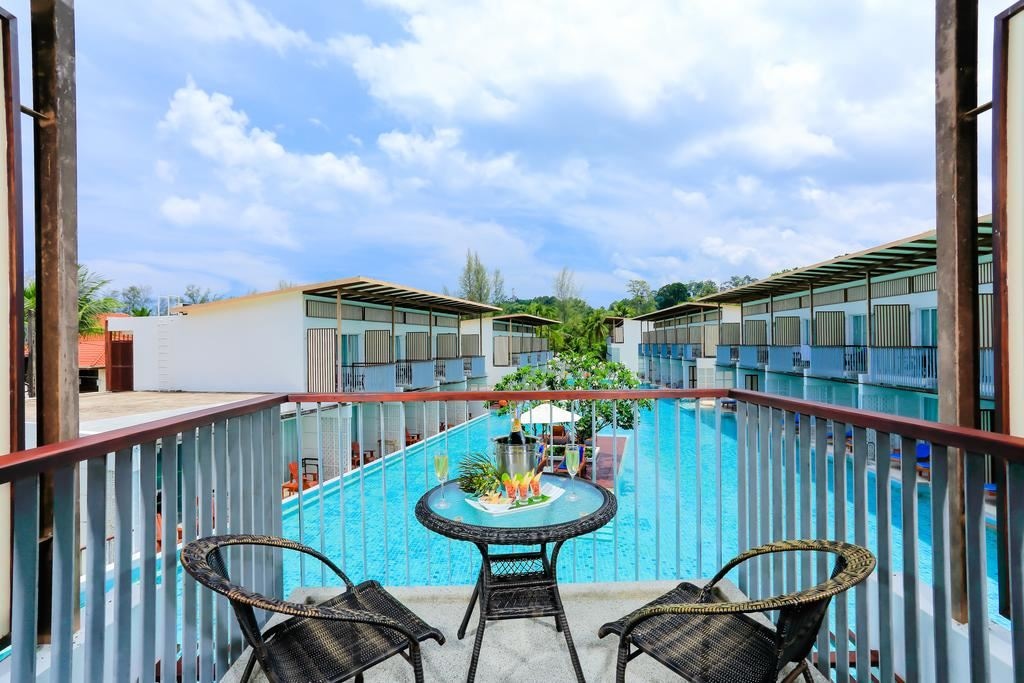 rooms-deluxe-pool-view