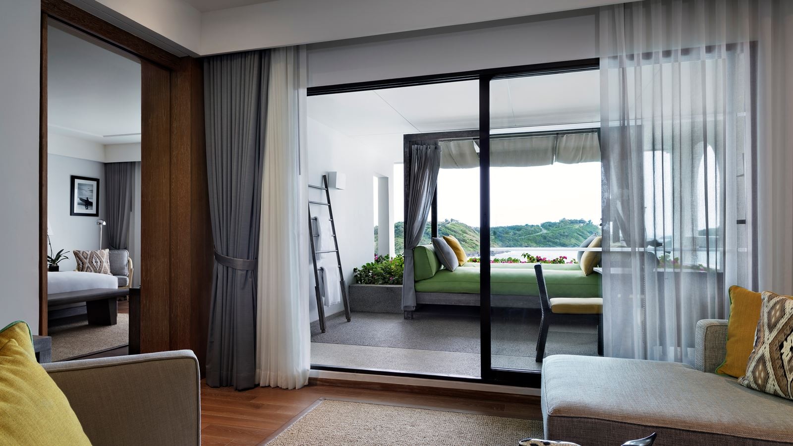 rooms-royal-ocean-view-suite