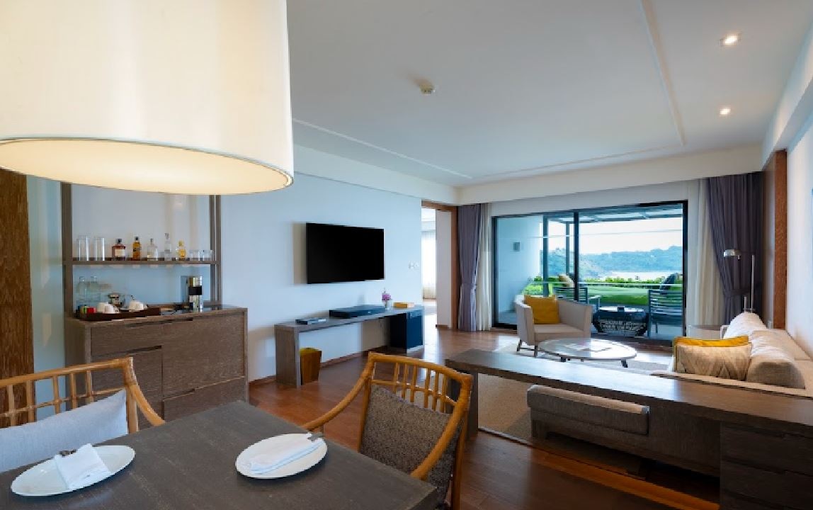 rooms-royal-ocean-view-suite