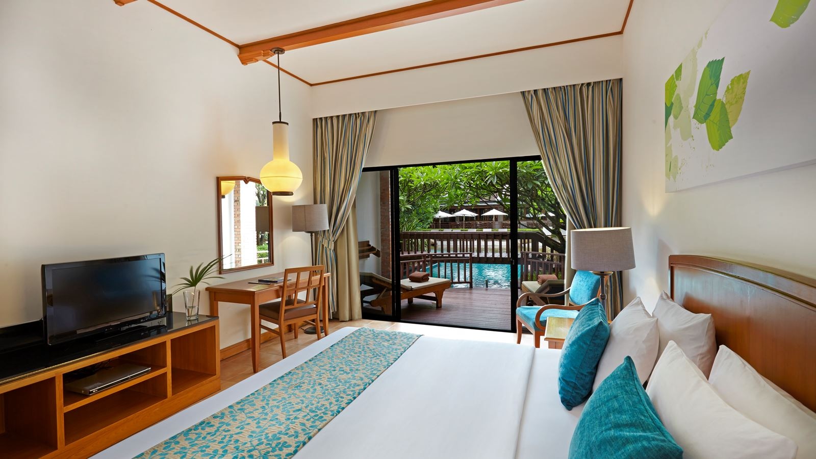 rooms-deluxe-pool-view